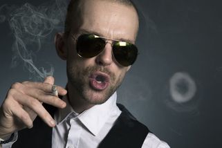 Kuřáci na balkonech a zkažená rána - Médium.cz